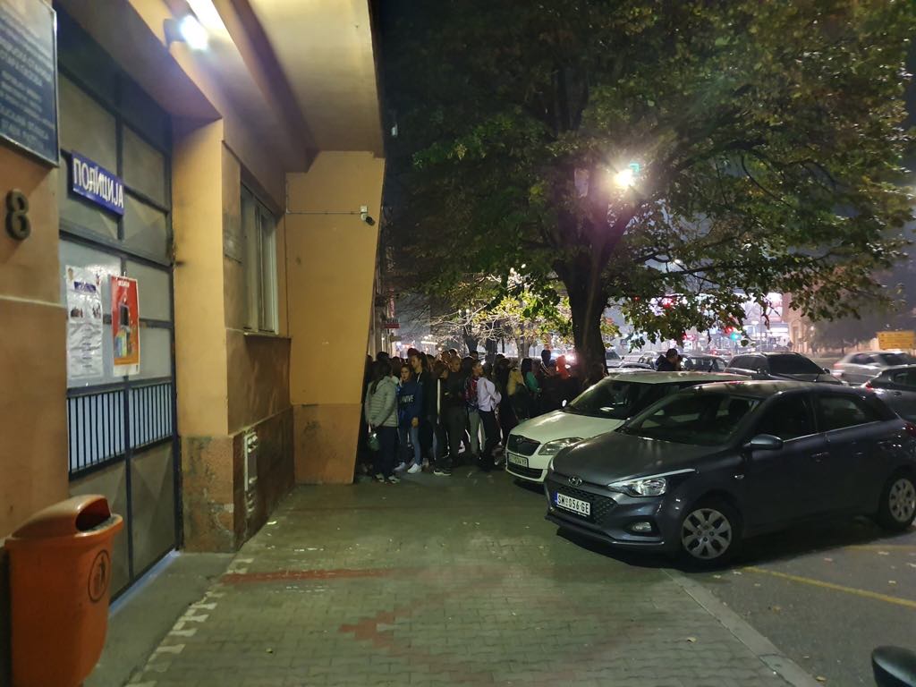 Петар (13) огрнут ћебетом улетео родитељима у загрљај: Усна му је отечена и крвава, сви у сузама!