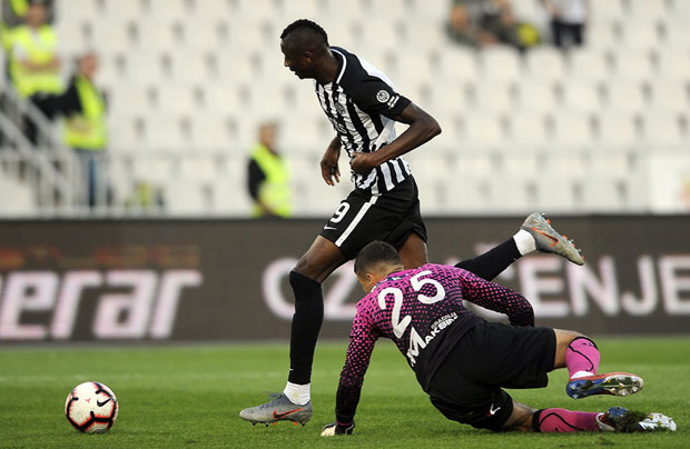 САДИК, КАКО ОВО ПРОМАШИ: Нигеријац се три пута баш обрукао у Хумској (ВИДЕО)