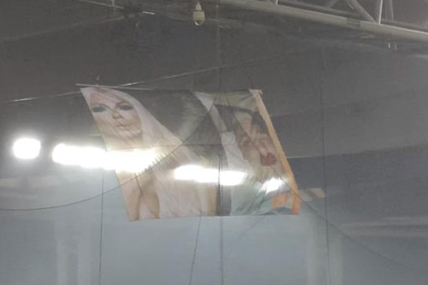 ШАМАР ВРАЊЕШУ У АТИНИ: Навијачи Олимпијакоса са крова спустили транспарент са ликом Јелене Карлеуше (ВИДЕО)