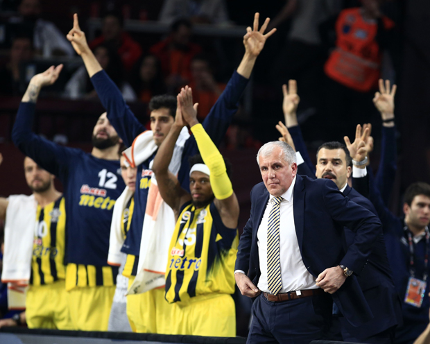 СРБИН НАПРАВИО ХАОС У ИСТАНБУЛУ: Обрадовић улетео на терен због судије, па беснео на уплашеног Диксона (ВИДЕО)