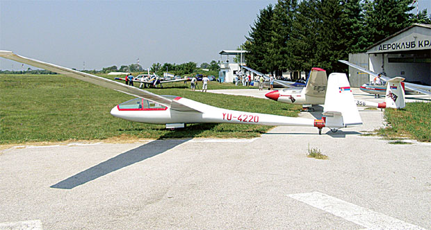 Одложено измештање спортског аеродрома