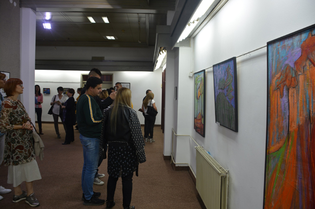 Маријина дела красе бројне фасаде, чак и аутобуске станице: Прва самостална изложба најтраженије крушевачке сликарке 