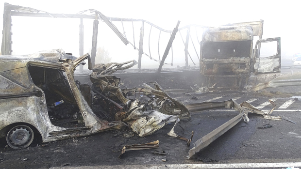 Кола у пламену, путници погинули на лицу места: Ужас у Мађарској после судара са камионом српских таблица (ФОТО/ВИДЕО)