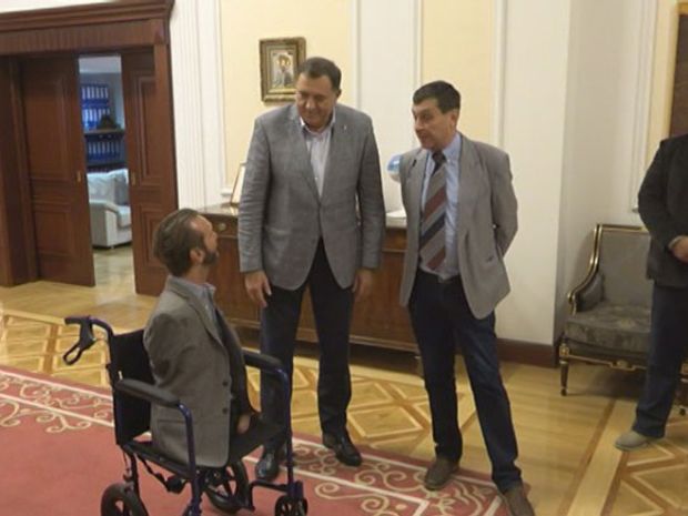 Ако желите промене, будите њихов део: Ник Вујичић посетио и Владу РС