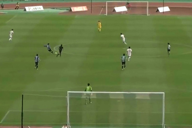 МИНУТ И ПО ЛУДИЛА У ЈАПАНУ: Где си ти учио да браниш? Примио два гола са пола терена за 90 секунди (ВИДЕО)