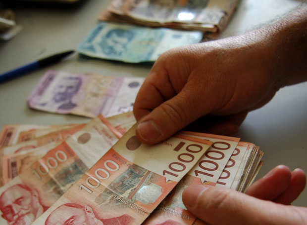 На улог од 100.000 динара, штедиша добија 2.700 динара више: Домаћа валута исплативија од шпарања евра
