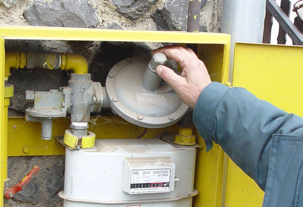 Онеспособио гасомер, па крао гас и оштетио топлану за пола милиона динара