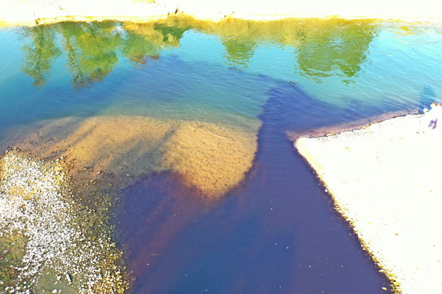 Нови еколошки инцидент на Лиму: Реком плови црна мрља 