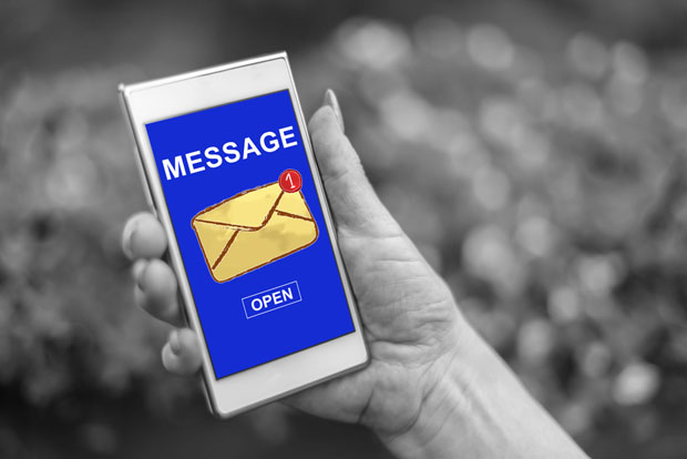 Слала поруке преминулом оцу, једног дана стигао одговор; Још чудније је ко је био “с друге стране” (ФОТО)