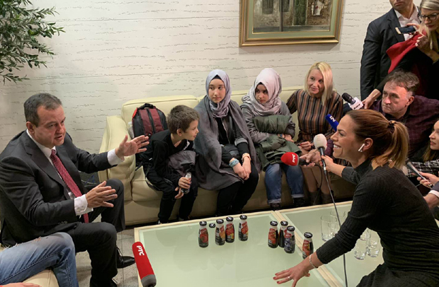 Славица коначно загрлила своју децу: Призор са аеродрома угрејаће вам срце (ФОТО + ВИДЕО)