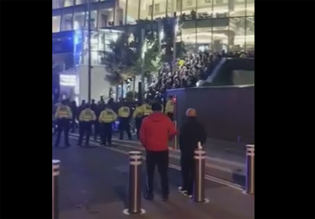 Колико је, стварно, навијача Звезда имала против Тотенхема у Лондону (ВИДЕО)