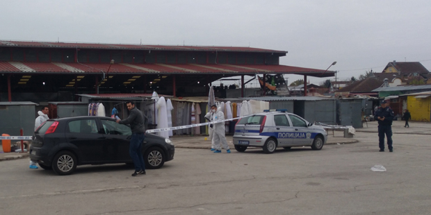 Обрачун породица на суботичком бувљаку: Један преминуо од убода ножем, нападач премлаћен, туча настављена пред болницом, полицајац пуцао у ваздух да их заустави