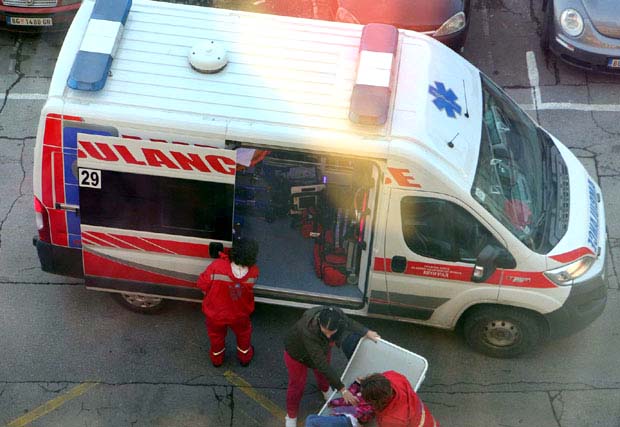 ДРАМА У БЕОГРАДУ: Дечак (9) и тинејџер (18) пали са зграда у исто време