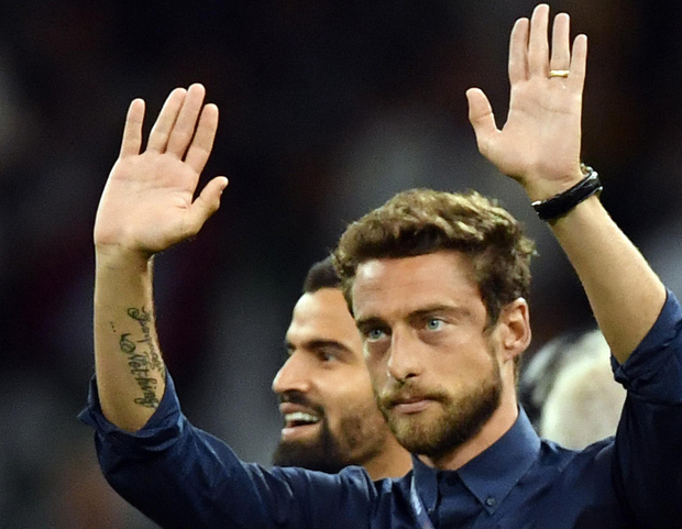 ПОЗНАТИ ФУДБАЛЕР И ЊЕГОВА СУПРУГА НА НИШАНУ РАЗБОЈНИКА: Оружана пљачка упркос камерама