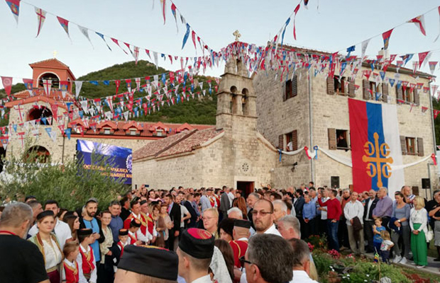 Митрополија црногорско-приморска поручује премијеру: Не можете да срушите 700 храмова!