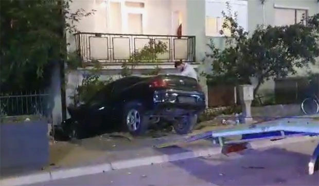 Ударио у рено у којем је била девојчица, па се закуцао у кућу: Алкотестирање показало прави узрок несреће (ФОТО/ВИДЕО)