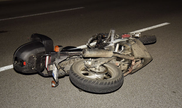 САОБРАЋАЈКА У БУЛЕВАРУ: Аутомобил оборио мотоциклисту, повређени одмах пребачен у Ургентни центар