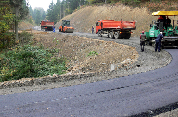 Одрони и клизишта успоравају асфалтирање преко Козаре 