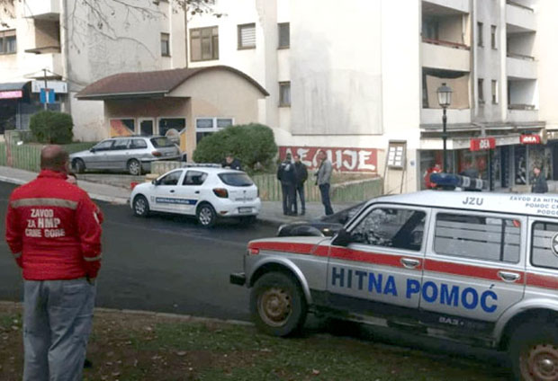 Паркирао ауто испред врата фирме, да би спречио њено рушење