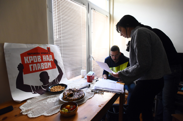 Татјана (44) и њен син Боромир (7) нису избачени на улицу: Шести покушај исељења породице са Дорћола није успео (ФОТО / ВИДЕО)