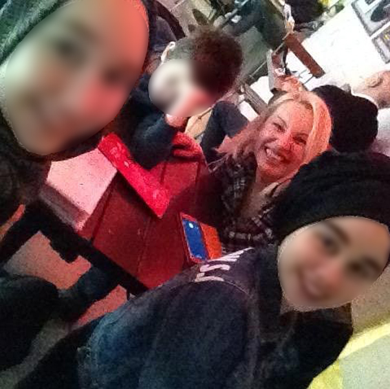 Насмејани и срећни: Славица објавила прву фотографију по повратку своје отете деце у Београд