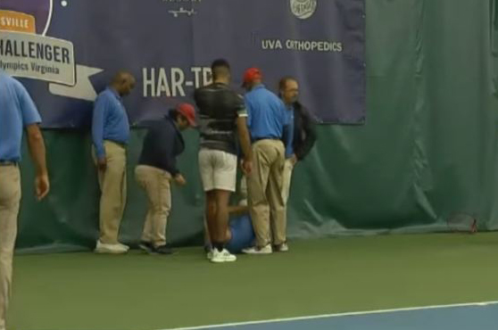 СКАНДАЛ НА ТЕНИСКОМ МЕЧУ: Ударио судију рекетом и повредио га - прети му дуга суспензија (ВИДЕО)