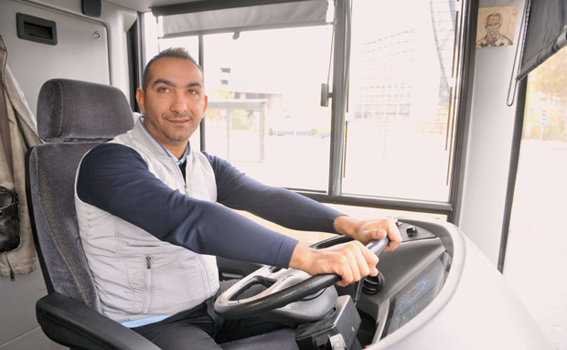 Уђу бесни у аутобус, а изађу с осмехом: Љубазни Љуба брине о путницима, дели им слаткише, враћа веру у људе (ВИДЕО)