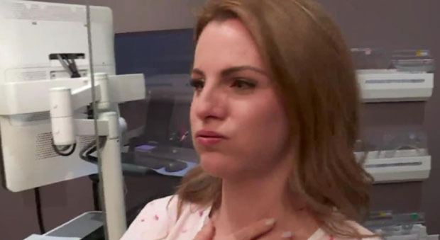 Водитељка уживо преносила свој мамограм, камеру није гасила ни када се суочила са ужасом (ВИДЕО)