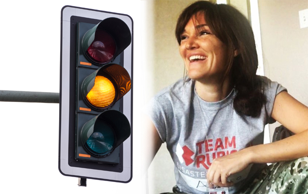 Бивша шпијунка открива зашто увек стаје на жутом светлу