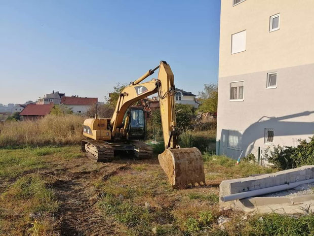 На међи Вождовца и Звездаре: Смучило им се чекање, сами заменили цеви 