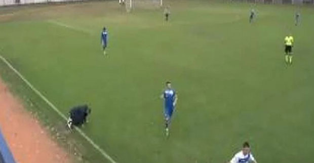 У БИХ СМИСЛИЛИ НОВИ НАЧИН ДА “УКРАДУ” ВРЕМЕ: Тренер улетео на терен и жалио се на повреду (ВИДЕО)