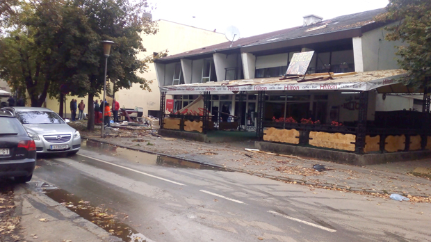 Експлозија разнела киоск брзе хране, намештај из објекта летео на све стране, попуцали прозори и на оближњим локалима