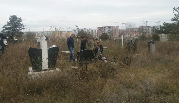 Срби обишли гробове најближих на Косову, затекли порушене и оскрнављене споменике