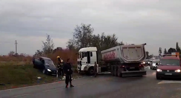 Teшка саобраћајна несрећа код Ирига: Са сахране кренули кући, па на њих налетео камион (ФОТО+ВИДЕО)