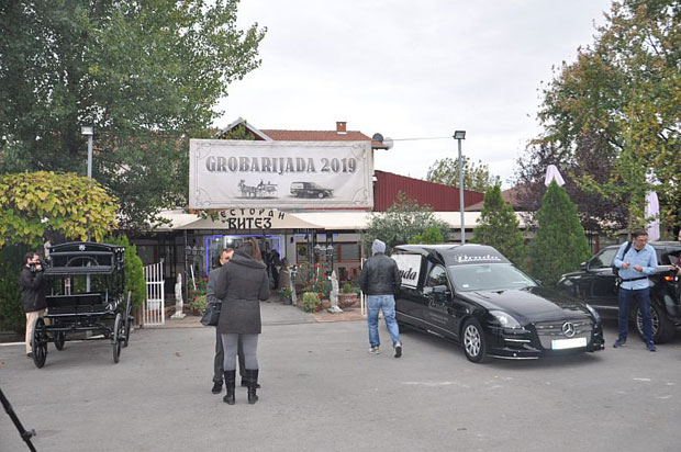 Хостесе са црним велом, торта у облику погребног сандука и „гробарско коло“: Овако је изгледала јубиларна „Гробаријада“(ФОТО)