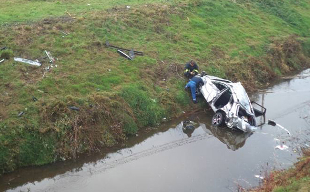 Тежак удес: Колима слетели у реку, два младића теже повређена

