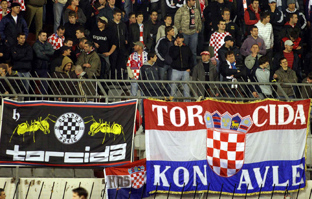 Торцида претила играчима: Срам вас било, само ждерете и пијете, уловићемо вас и биће батина