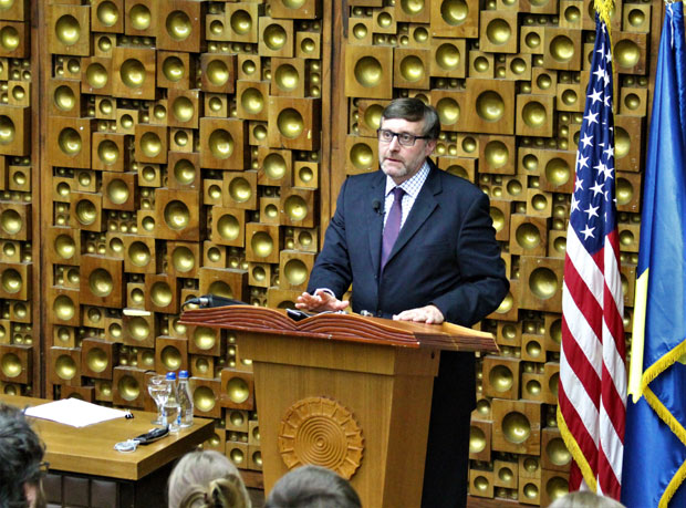 Стеже обруч, а не нуди ништа: Палмер данас разговара са Вучићем