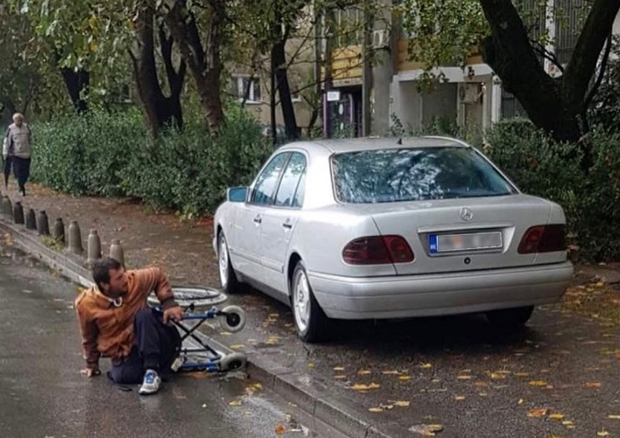 Бахати возач “мерцедеса” у Црној Гори блокирао је тротоар и човек је испао из инвалидских колица, али правда је овај пут била брза (ФОТО)