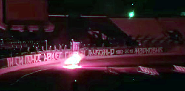 “Ти си понос мога града” и почасна бакљада на празном стадиону: Гробари се и на Јутјубу опростили од Киће (ВИДЕО)