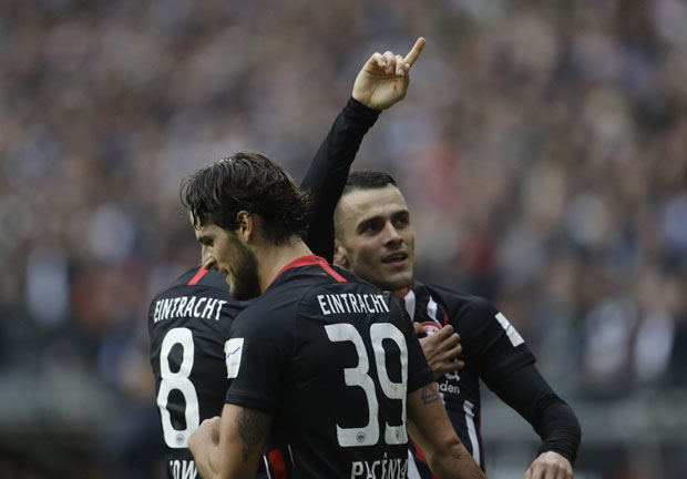 Прославио рођендан, па “уништио” Бајерн: Српски репрезентативац против шампиона показао због чега је Ајнтрахт летос свим купцима рекао НЕ (ВИДЕО)