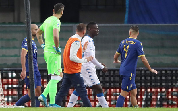 ТАЈ ЛУДИ МАРИО: Балотели полудео због расистичких увреда у Верони (ВИДЕО)