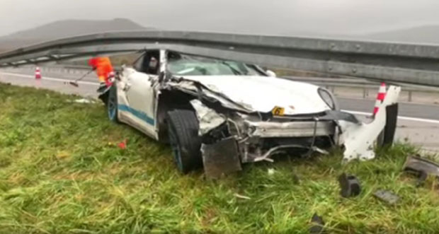 Поршеом излетела са ауто-пута, па подлетела под банкину (ВИДЕО)