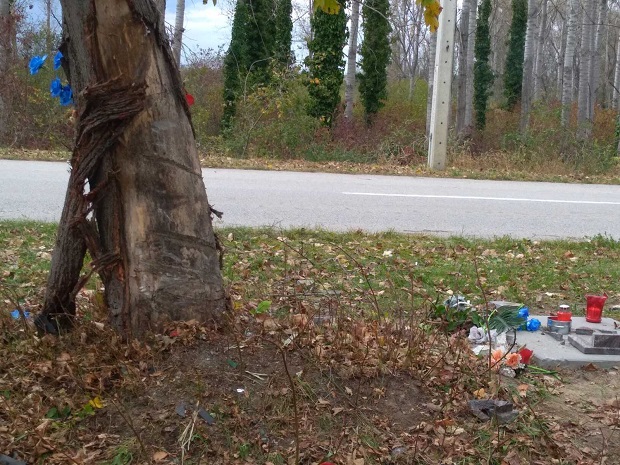Дан после несреће код Новог Сада: Разбацани делови аутомобила, цвеће, свеће на месту удеса; Прошле године ту погинуо и полицајац (ФОТО/ ВИДЕО)