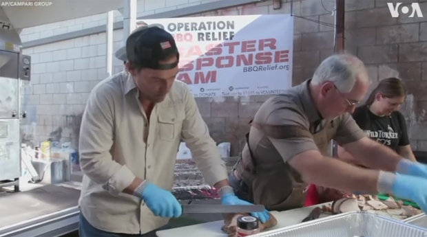 Популарни холивудски глумац кувао за ватрогасце у Калифорнији (ВИДЕО)