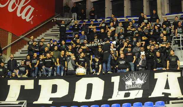 “Навијачка армија теби се клања, заувек вредан нашег поштовања”: Гробари се још једном опростили од Киће (ФОТО)