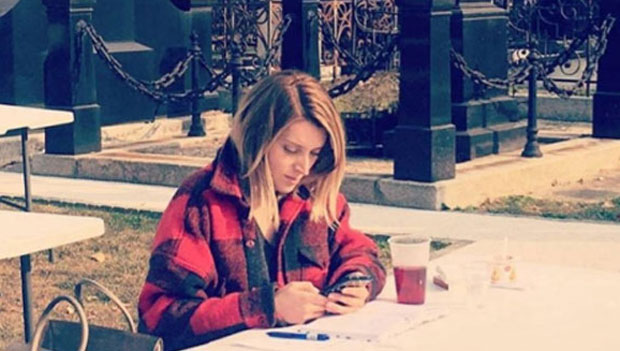 Шокантно: Позната глумица објавила фотографију са гробља