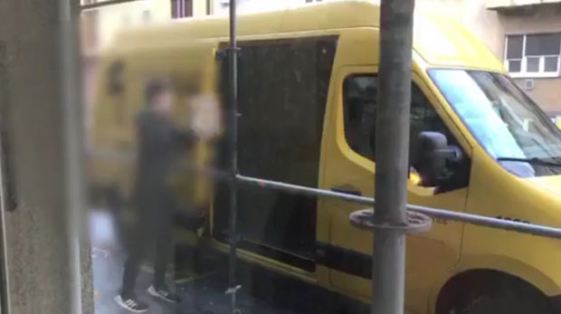 Снимак који је шокирао јавност: Поштар дивљачки баца пакете у комби, добио је отказ (ВИДЕО)