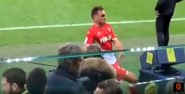 Фудбалер искалио незадовољство на уређају за ВАР (ВИДЕО)