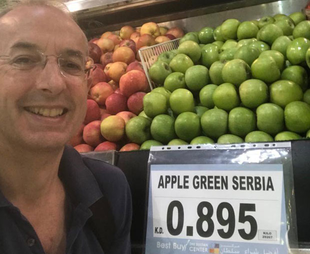 Шпијунка: Мајкл Девенпорт позирао испред српских јабука